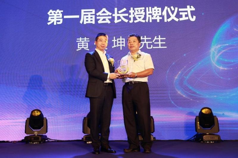 廣東省委統(tǒng)戰(zhàn)部副部長、一級(jí)巡視員李陽春為黃仕坤授牌