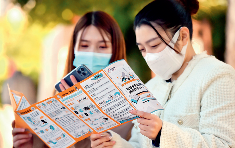 在2021年國家網(wǎng)絡(luò)安全宣傳周活動中，石家莊市元氏縣網(wǎng)信辦工作人員為群眾進行網(wǎng)絡(luò)安全知識講解（2021年10月11日攝） 張曉峰攝/《瞭望》