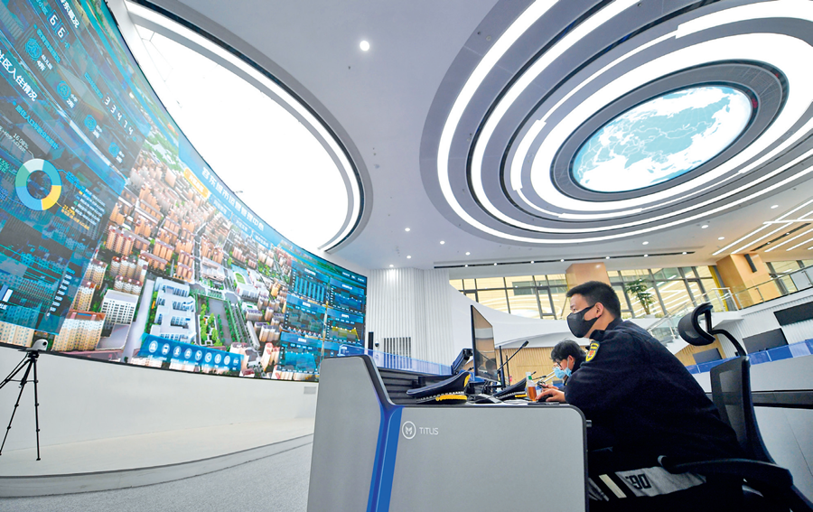 工作人員在雄安新區(qū)容東城市運營管理中心監(jiān)管平臺工作（2022年3月29日攝） 朱旭東攝/《瞭望》