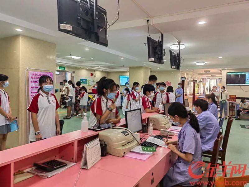 9月14日，肇慶市端州區(qū)城西社區(qū)衛(wèi)生服務(wù)中心為肇慶市第二中學(xué)的初一女生免費(fèi)接種HPV疫苗 羊城晚報(bào)全媒體記者張華 攝