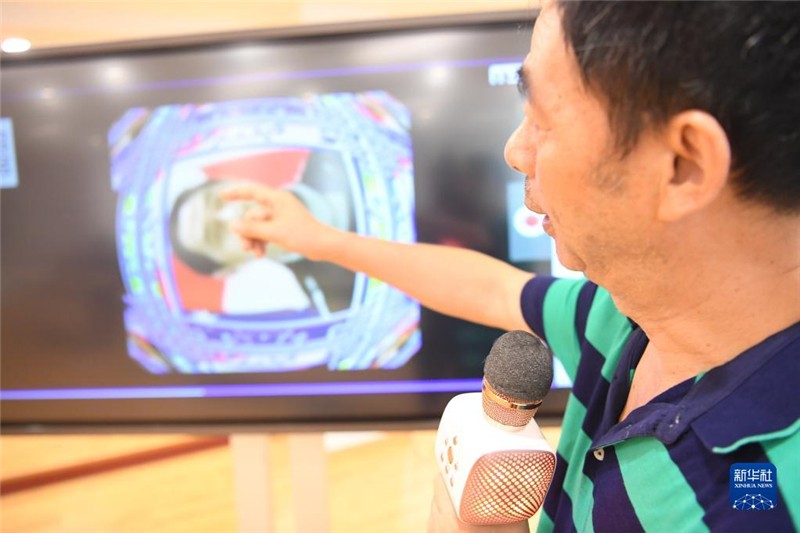 浙江杭州西湖區(qū)文新街道德加社區(qū)居民楊福根在社區(qū)活動(dòng)中心錄制表情包制作教程，發(fā)布到網(wǎng)上跟網(wǎng)友交流（2019年9月5日攝）。新華社記者翁忻旸攝