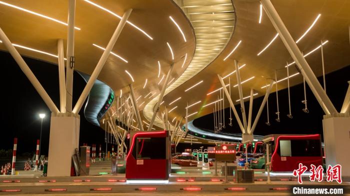 廣州機(jī)場(chǎng)高速，汽車以80公里時(shí)速，“無(wú)感”通過(guò)收費(fèi)站。 中國(guó)電信供圖