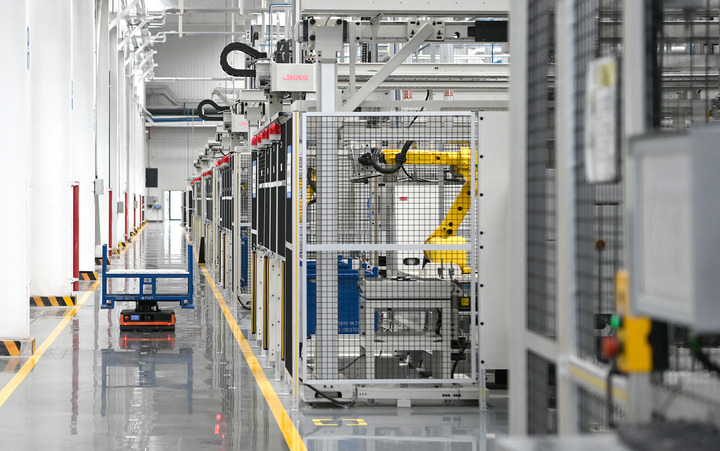 法士特西安高智新公司變速器零件數(shù)字化生產(chǎn)線，智慧物流小車在進行物品運輸。新華社記者劉瀟攝于2022年4月21日