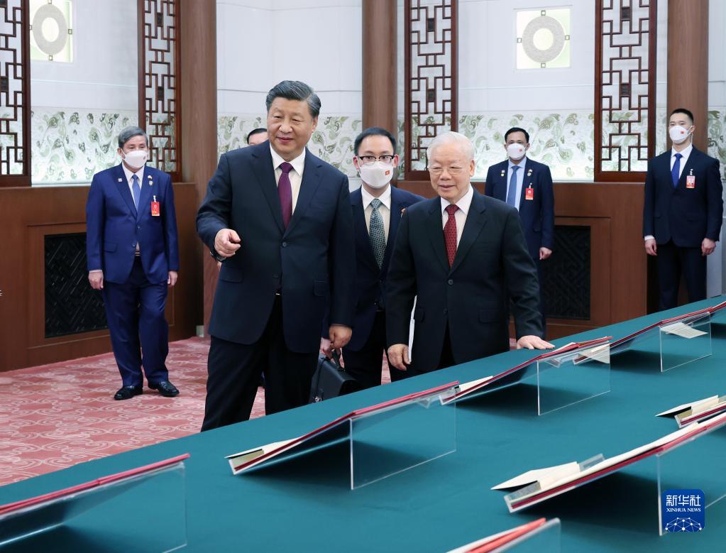 10月31日，中共中央總書記、國家主席習(xí)近平在北京人民大會堂同越共中央總書記阮富仲舉行會談。這是會談后，習(xí)近平和阮富仲共同見證雙方簽署的合作文件。新華社記者 姚大偉 攝