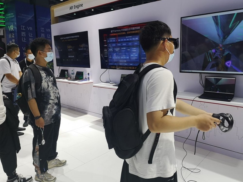 11月12日，參觀者體驗(yàn)VR游戲。（新華社記者余賢紅攝）