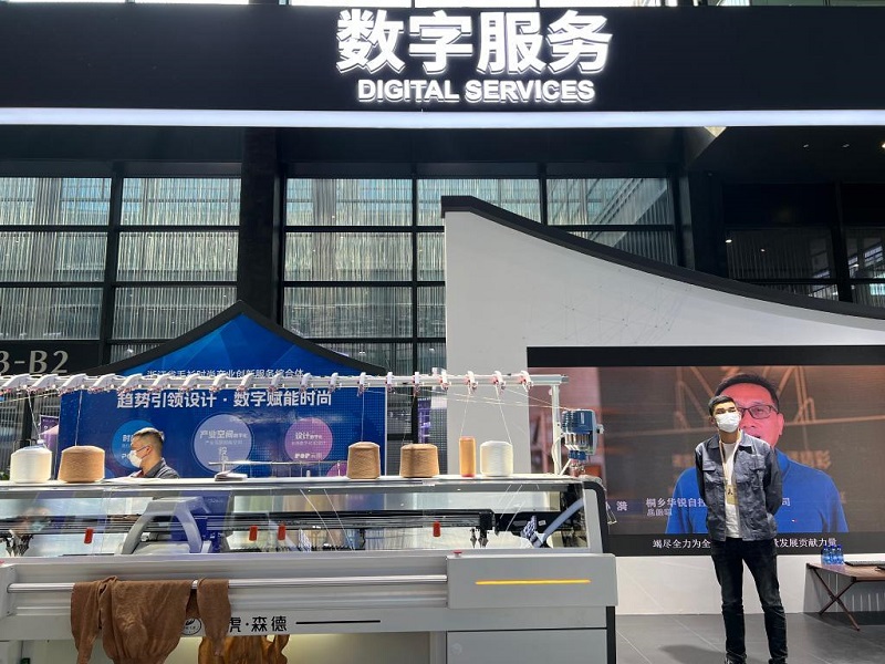 2022年世界互聯(lián)網(wǎng)大會(huì)烏鎮(zhèn)峰會(huì)上展示的智能化一體成衣機(jī)。新華社記者 唐弢 攝