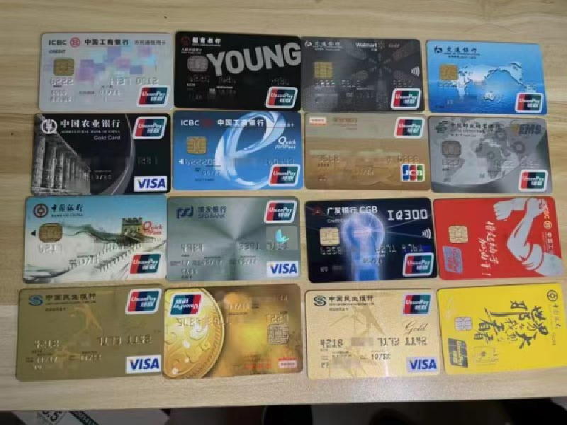 現(xiàn)場(chǎng)繳獲的銀行卡