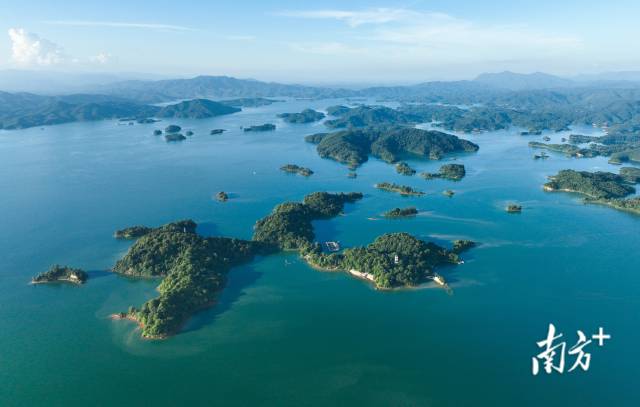 河源萬(wàn)綠湖是華南第一大湖，因四季皆綠得名。