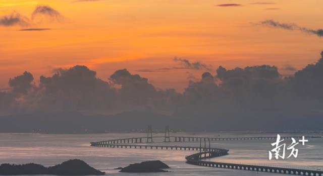 連接粵港澳三地的港珠澳大橋沐浴在晨曦之中。