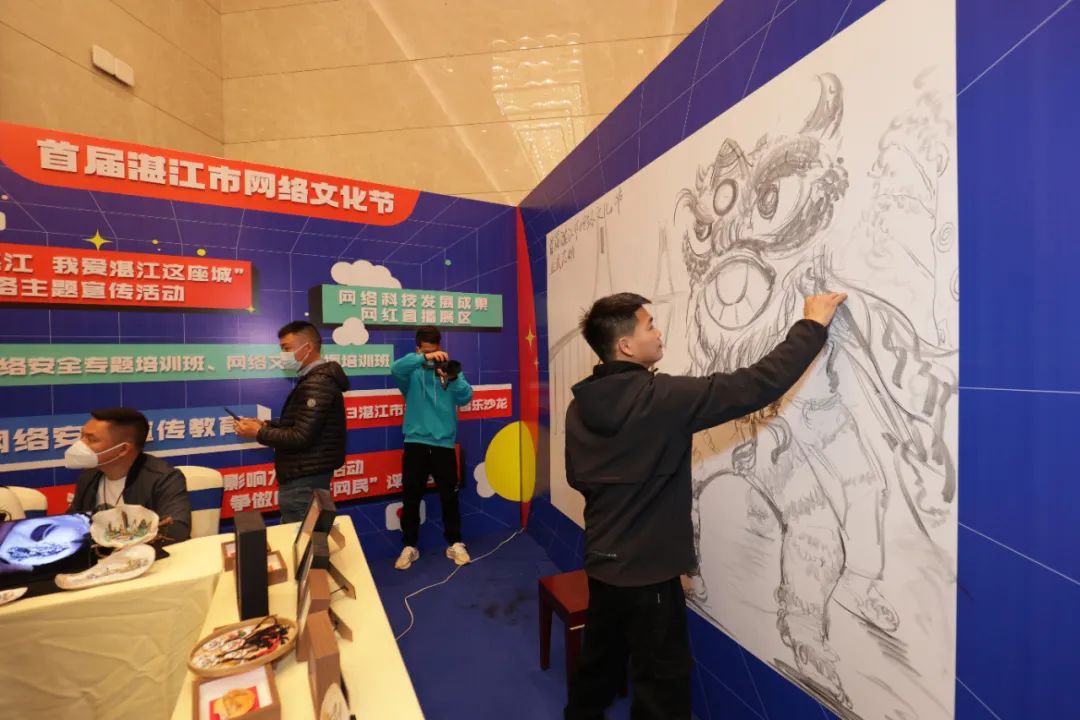 網(wǎng)紅@龍仔繪畫 現(xiàn)場直播創(chuàng)作