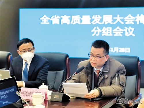 全省高質(zhì)量發(fā)展大會(huì)梅州分會(huì)場(chǎng)第三分組會(huì)議上，各企業(yè)代表圍繞深入實(shí)施“百縣千鎮(zhèn)萬村高質(zhì)量發(fā)展工程”，全面推進(jìn)縣域經(jīng)濟(jì)發(fā)展、新型城鎮(zhèn)化、鄉(xiāng)村振興，破解城鄉(xiāng)區(qū)域發(fā)展不平衡難題等踴躍發(fā)言、各抒己見。（李艷良 攝）