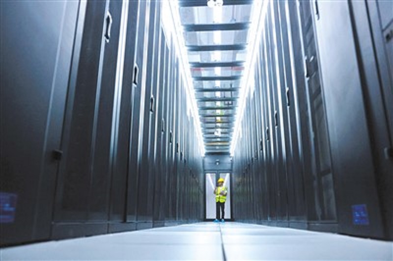 近日，在貴州省貴陽市，工作人員在中國移動貴陽數據中心機房內巡檢。新華社記者歐東衢攝