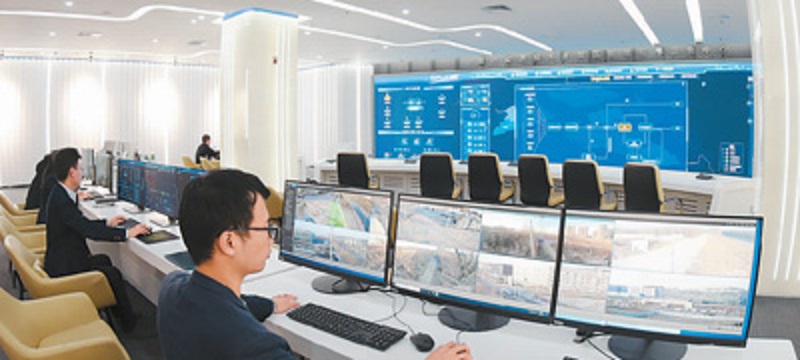 圖為工作人員在河北省廊坊市開發(fā)區(qū)智慧城市大數據平臺實時監(jiān)測人流密度、車流密度、人流遷徙等情況。趙永輝攝（人民圖片）