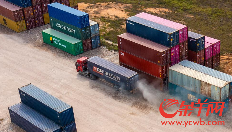 運輸車在廣州東部公鐵聯運樞紐內運載中歐班列的集裝箱