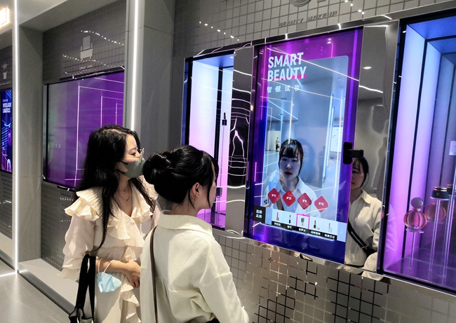 參觀者體驗(yàn)智慧試妝系統(tǒng)。人民網(wǎng)記者 孫博洋攝