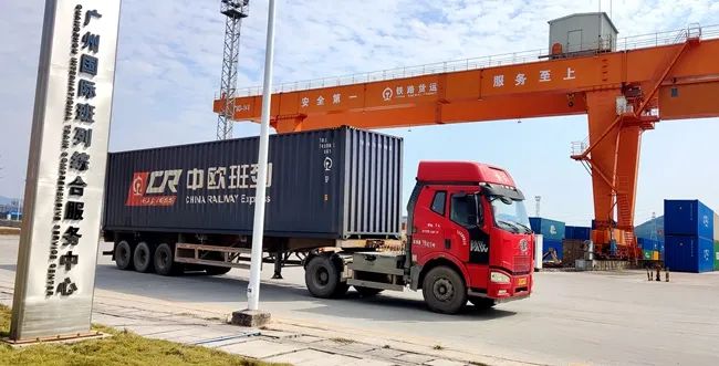 一輛載著中歐班列集裝箱的卡車正在行駛。人民網(wǎng)記者 孫博洋攝