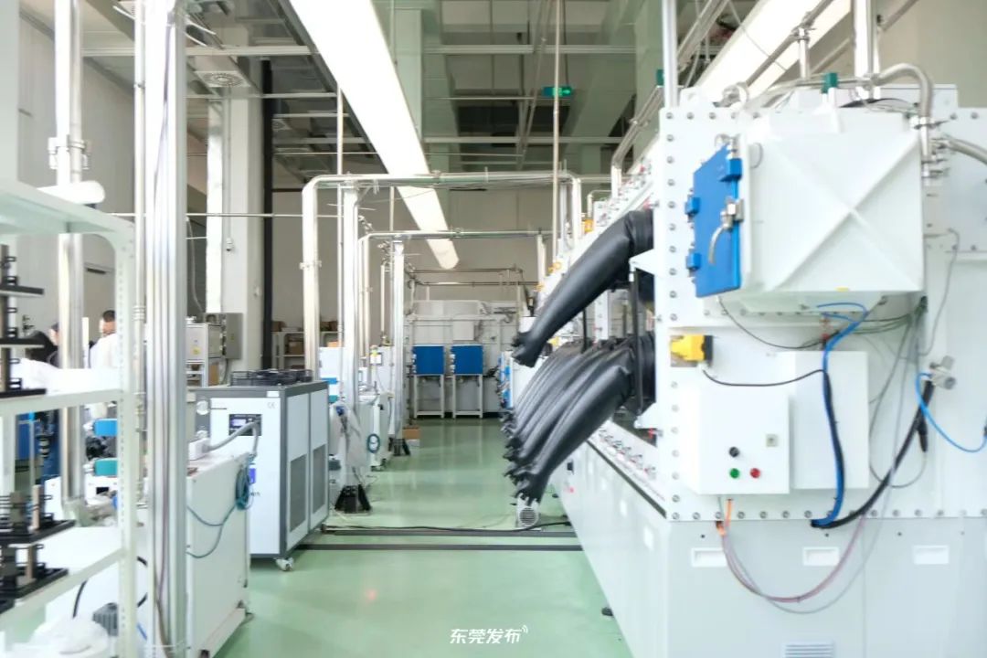 松山湖材料實(shí)驗(yàn)室鋰離子電池材料團(tuán)隊(duì)中試線