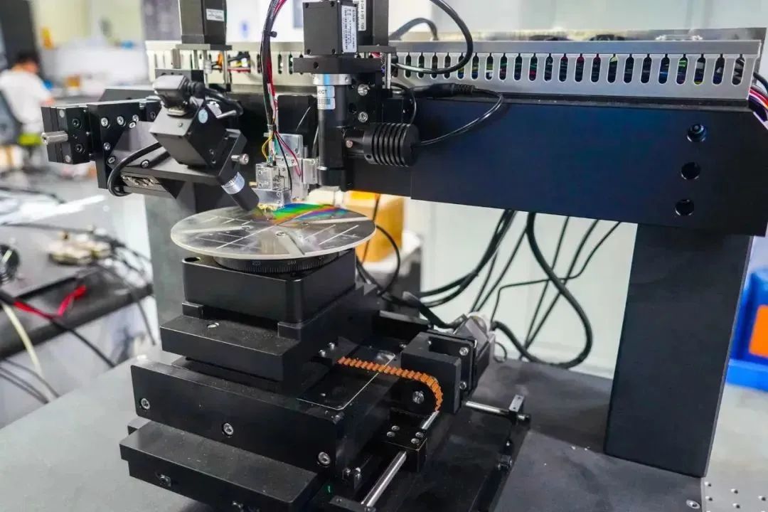 實(shí)驗(yàn)室自研的臺(tái)階儀（圖源：松山湖材料實(shí)驗(yàn)室）