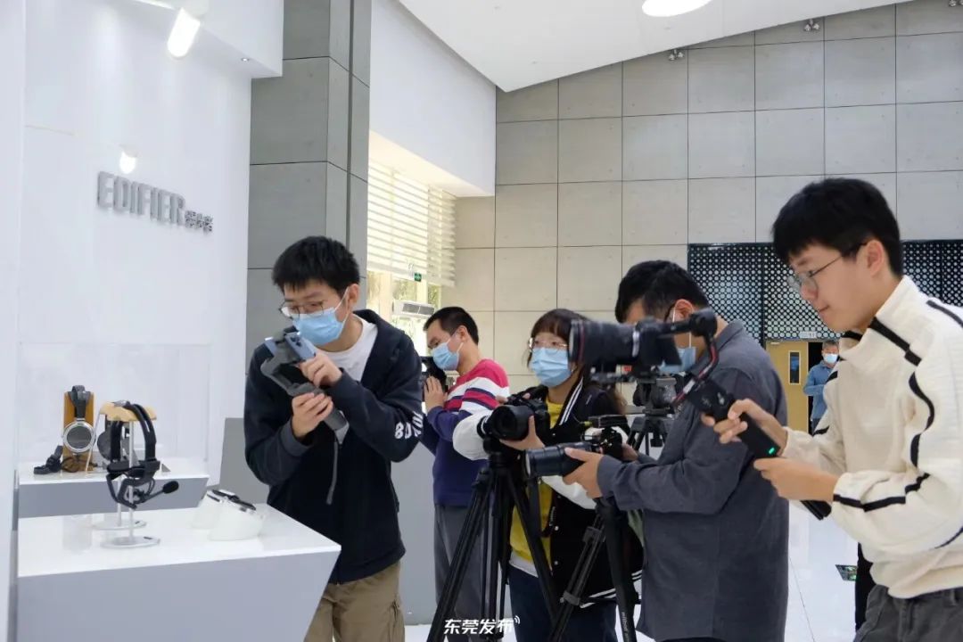 采訪團(tuán)一行在企業(yè)展廳認(rèn)真記錄