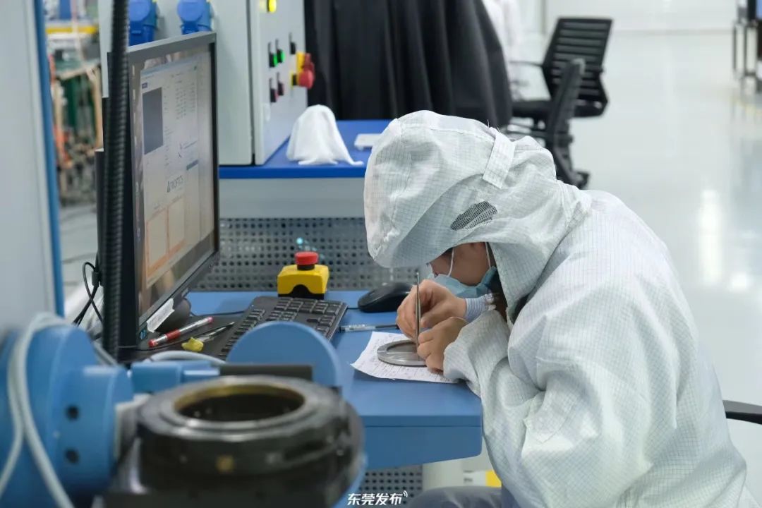 檢測(cè)工人在車間工作