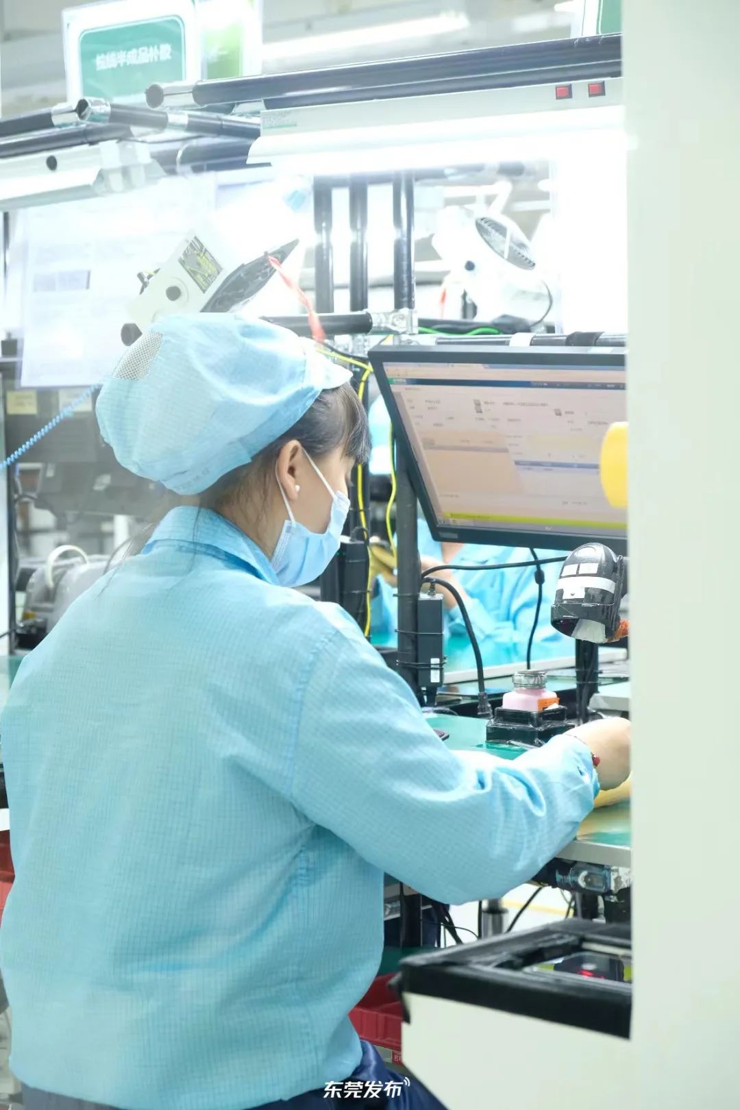 產(chǎn)業(yè)工人在OPPO車間操作