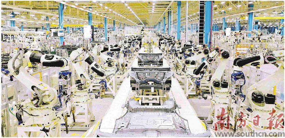 廣東省各地堅(jiān)持制造業(yè)當(dāng)家，持續(xù)發(fā)力“新經(jīng)濟(jì)”“新賽道”。圖為廣州某車企的新能源汽車生產(chǎn)線。南方日?qǐng)?bào)記者 張迪 攝