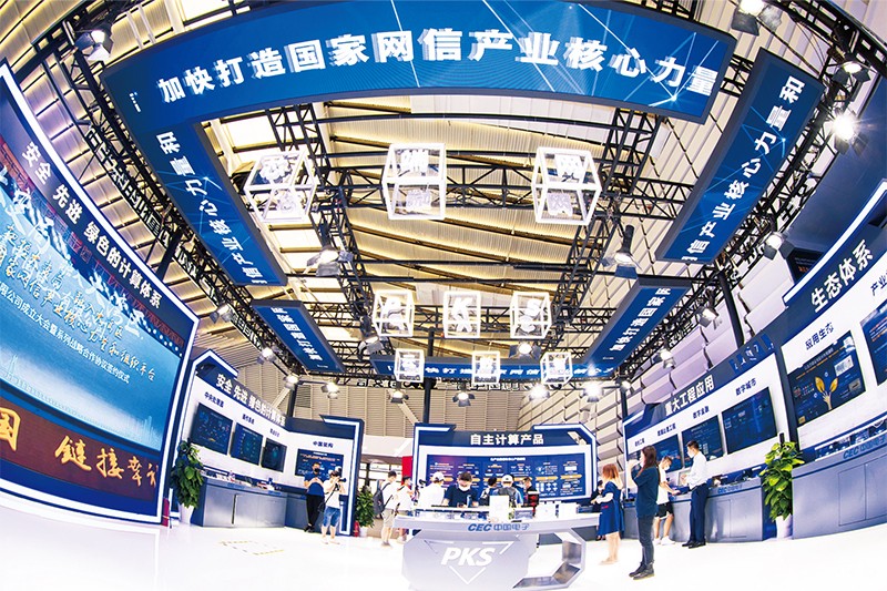 2021年世界互聯(lián)網(wǎng)大會“互聯(lián)網(wǎng)之光”博覽會9月25日至28日在浙江烏鎮(zhèn)舉行。圖為觀眾在現(xiàn)場參觀。人民圖片 翟慧勇/攝