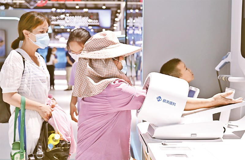 2022年7月22日至26日，第五屆數(shù)字中國建設成果展覽會在福建省福州市舉行。圖為觀眾在展覽會上體驗智慧醫(yī)療項目。新華社記者 周義/攝