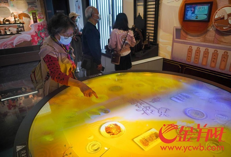 游客體驗(yàn)“不時(shí)不食”電子餐桌