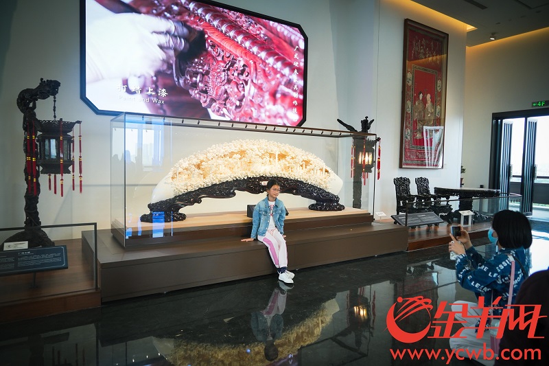 游客在骨雕作品《大灣區(qū)之春》前合影