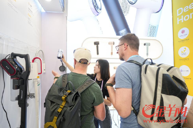 參展商和采購商在德爾瑪展區(qū)交流