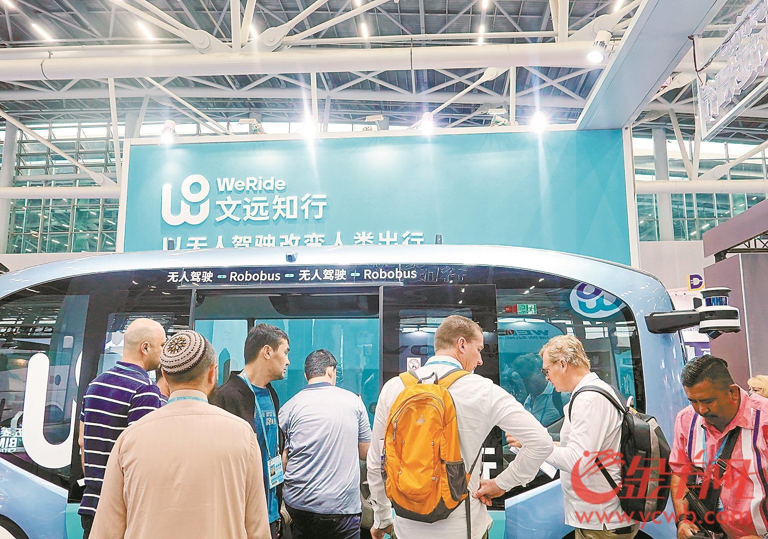 參展商排隊(duì)體驗(yàn)無人駕駛 羊城晚報(bào)全媒體記者 黃穎琳 攝