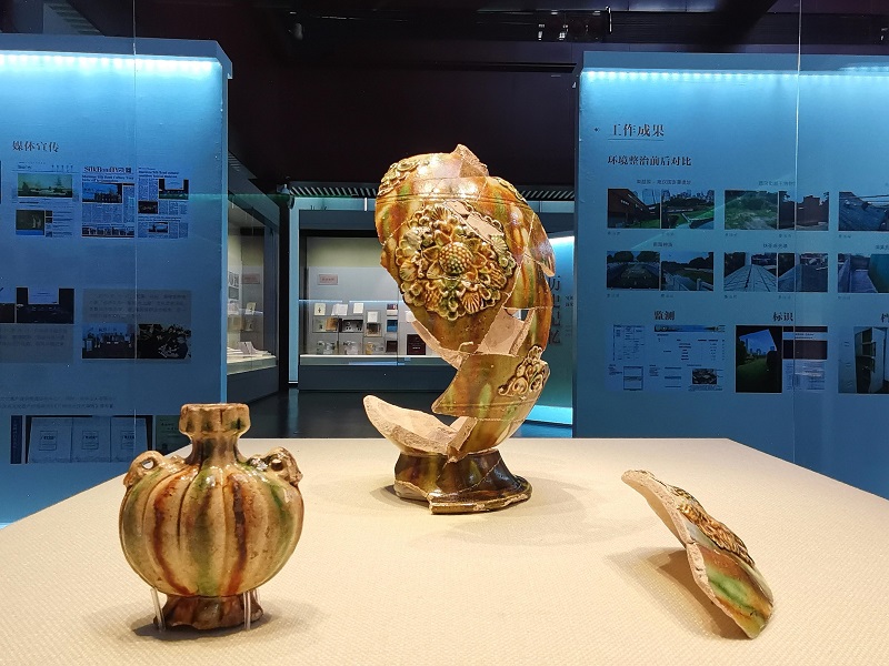 廣東博物館藏品：唐三彩鳳首壺、唐三彩扁壺（廣州市文物考古研究院藏）羊城晚報全媒體記者 黃宙輝 攝