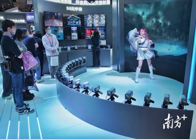 參展企業(yè)正在展區(qū)內(nèi)演示全景拍攝設備。