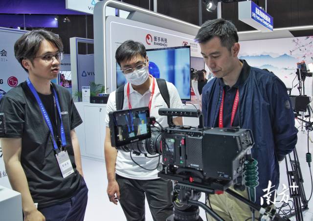 參展觀眾正在了解新款8K超高清攝像機。
