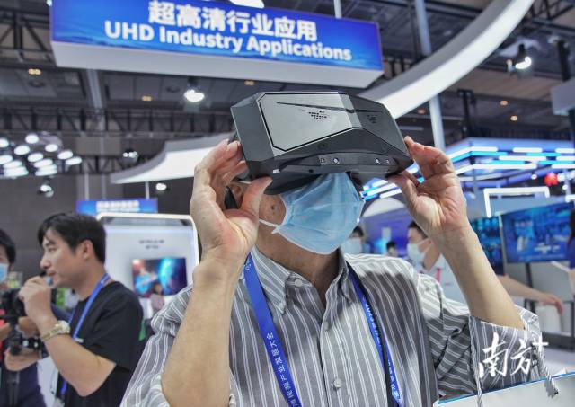 展廳內(nèi)，參展觀眾正在體驗全景VR設備。