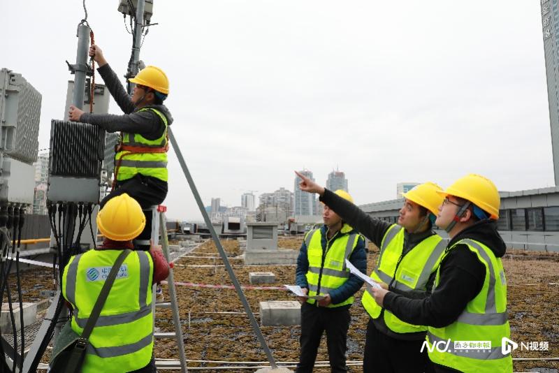 移動(dòng)公司700M站點(diǎn)安裝開(kāi)通施工現(xiàn)場(chǎng)/南都圖庫(kù)