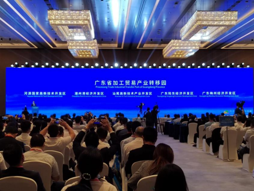 招商會現(xiàn)場公布首批省級加工貿(mào)易產(chǎn)業(yè)轉(zhuǎn)移園名單。史成雷攝