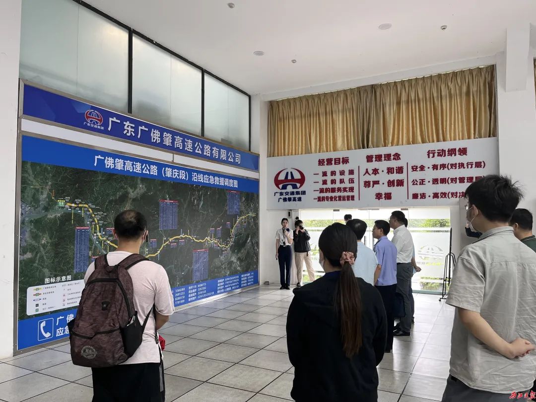 網(wǎng)媒“大V”了解高速公路運行情況。甘婉怡 攝