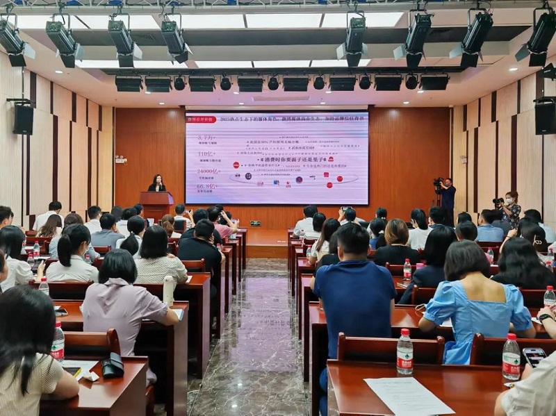 新浪廣東運營中心總監(jiān)羅慧坤向參會人員介紹網(wǎng)絡新媒體發(fā)展態(tài)勢