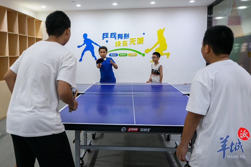 市民在打乒乓球