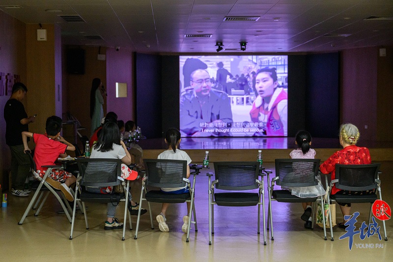 市民在觀看科普視頻