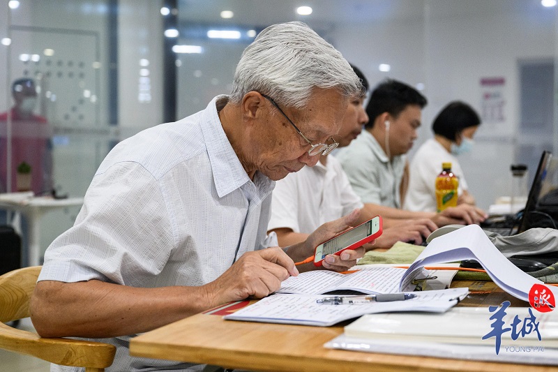 市民在閱讀室閱讀