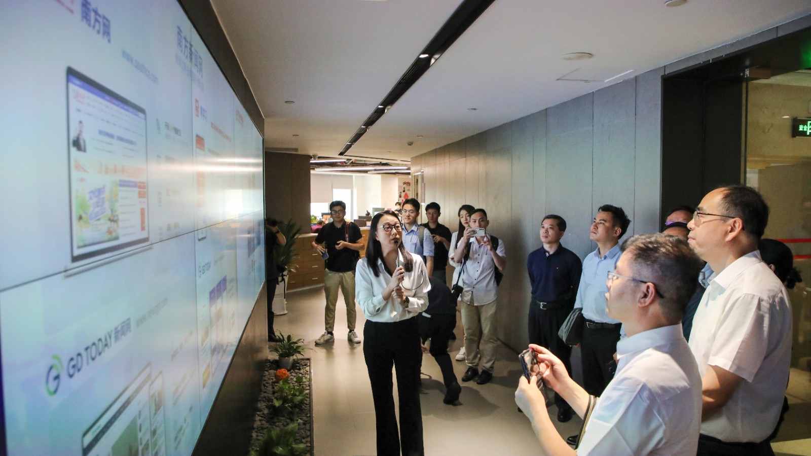 與會(huì)代表一行參觀南方新聞網(wǎng)。