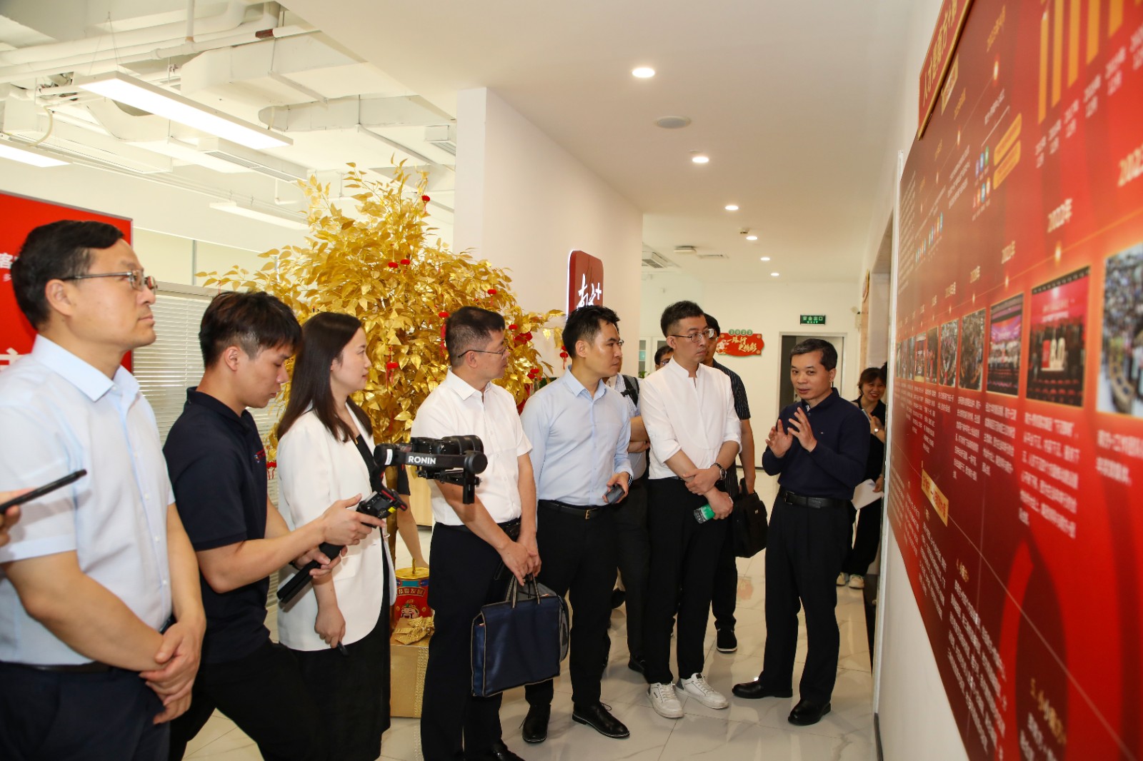 與會(huì)代表一行參觀南方+傳媒中心。