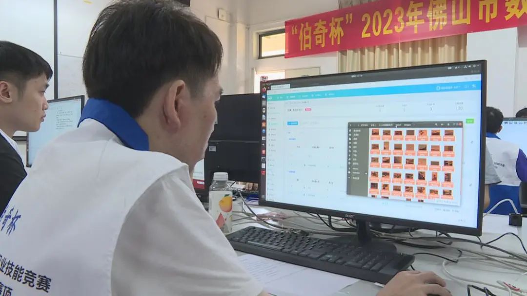 參賽選手正在進行操作技能競賽。