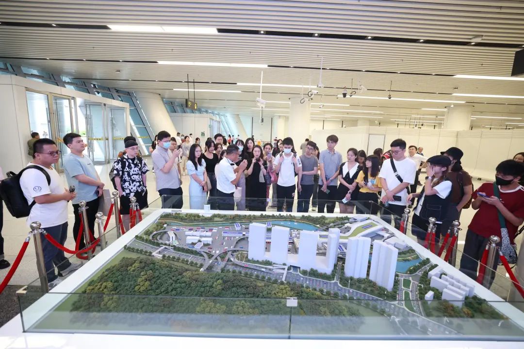 7月19日，“未來已來·灣有引力”采風團來到本次活動的第一站——深圳蓮塘口岸進行調(diào)研采風。