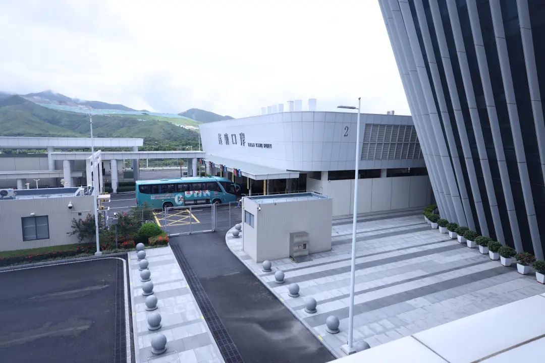 “未來已來·灣有引力”采風團活動第一站——深圳蓮塘口岸。