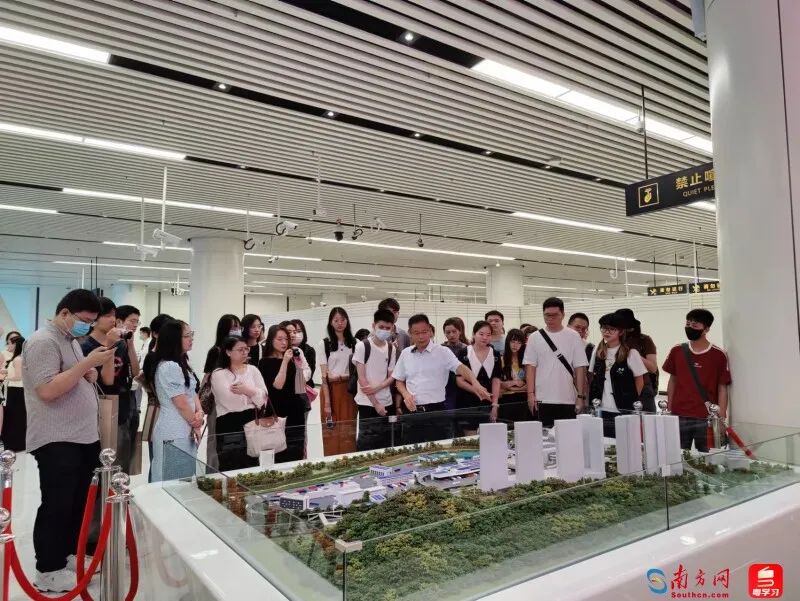 采風(fēng)團在了解口岸信息。