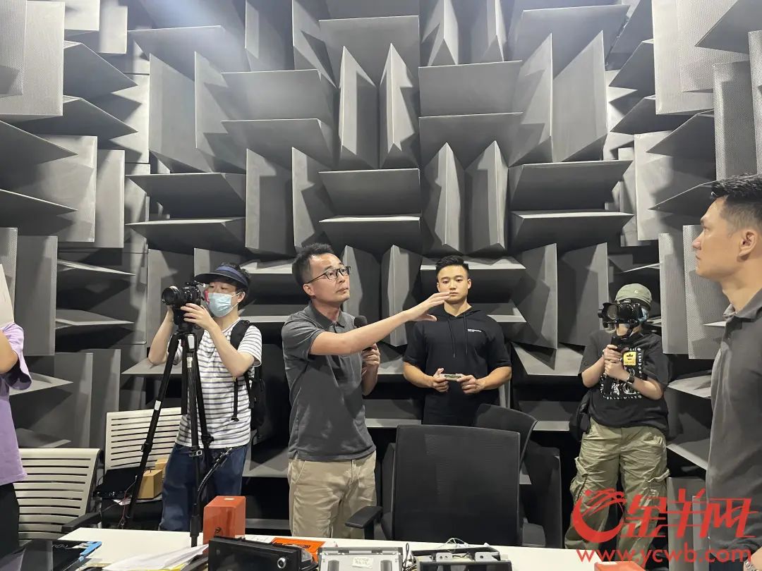 普強(qiáng)時(shí)代（珠海橫琴）信息技術(shù)有限公司戰(zhàn)略負(fù)責(zé)人陳土炎在測(cè)音室